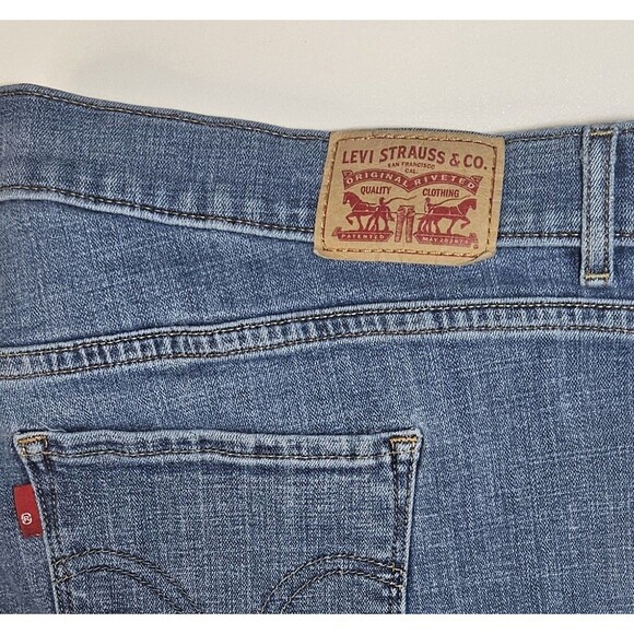 Levi's Women's Classic Boot Med Blue Wash Size 18 Denim Jeans - Picture 2 of 8